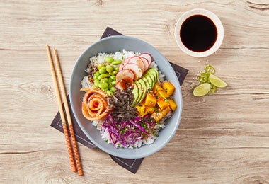Los edamames pueden ayudan a completar un poke. Un poke con edamames, arroz, rábano, salsa soya, entre otros ingredientes.