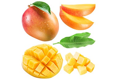 Mango entero, en rebanadas y en cubos para decorar un postre. Mango entero, en rebanadas y en cubos para decorar un postre.