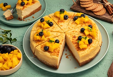 El pie de mango es un postre con frutas exquisito. Un pie de mango con base de galletas y decorado con frutas.