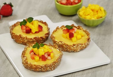 Los postres con mango tienen diferentes tamaños, por ejemplo, las tartaletas son pequeñas Tartaletas de mango con una base de cereales, un postre fabuloso.