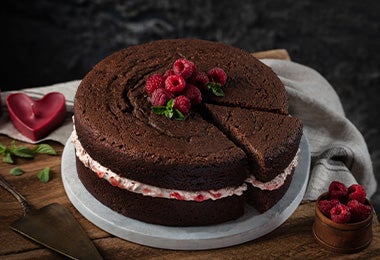 El brownie es un postre estupendo para celebrar el 14 de febrero. Un pastel de chocolate, un postre perfecto para el 14 de febrero.