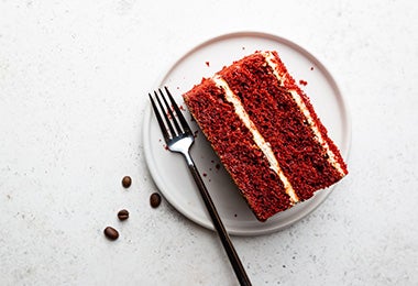Los postres red velvet son fabulosos para el 14 de febrero. Una porción de pastel red velvet, el color del 14 de febrero.