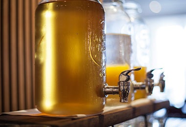 Recipiente de vidrio con kombucha Recipiente de vidrio con kombucha