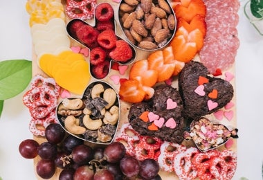 Tabla con frutas, quesos y chocolates para servir como snack navideño. Tabla con frutas, quesos y chocolates para servir como snack navideño.