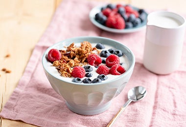 Tazón con yogurt, arándanos, frambuesas y granola Tazón con yogurt, arándanos, frambuesas y granola