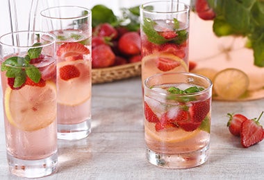 Las bebidas para fiesta son un excelente snack Vasos de bebidas para fiesta como snack
