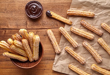Los snacks dulces deben ser prácticos y fáciles de comer Los snacks dulces como los churros también funcionan para las fiestas