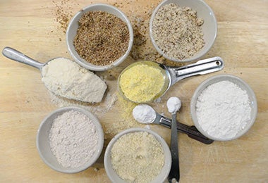 En la panadería se usan diferentes levaduras y harinas. Distintos tipos de levaduras, harinas e ingredientes de repostería.