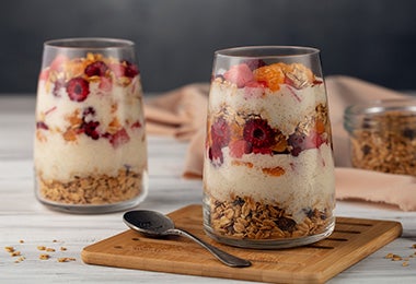 Postre en vaso con frutas y cereales. Postre en vaso con frutas y cereales.