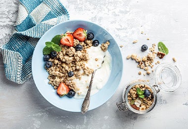 El yogurt griego se consume en su mayoría en el desayuno Plato de yogurt griego con granola y frutas para el desayuno