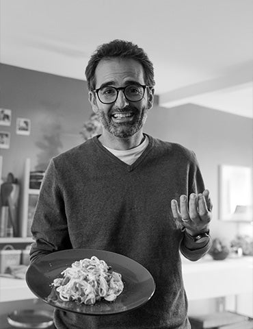 Mario: cocina, pero no es su fuerte ni lo que más le gusta. Busca soluciones simples y rápidas para sus preparaciones.