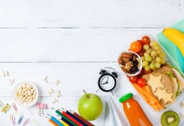 Lonchera variada con frutas, vegetales y snacks balanceados para alimentación escolar