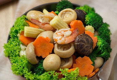 Varios alimentos FODMAP en un plato