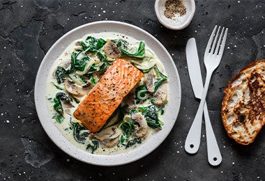 Salmón con espinacas la fusión de alimentos que contengan hierro.