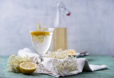 Bebida de manzanilla con rodajas de limón, infusión para disfrutar el beneficio de la manzanilla en la cocina 