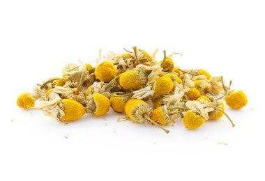 Flores secas de manzanilla listas para usar en infusiones, postres y salsas, destacando su beneficio en la cocina.
