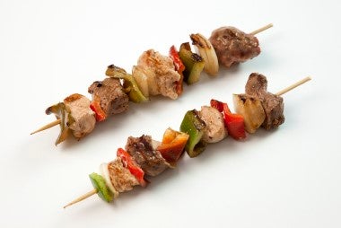 Bochetas de mollejas de res con pimientos y cebolla, listas para asa
