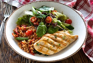 Plato de bulgur con ensalada fresca y pechuga de pollo a la parrilla