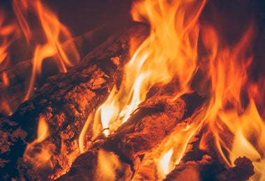 Los calçots se asan tradicionalmente en un fuego de madera al aire libre, pero se pueden hacer en el horno 