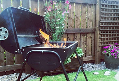 Los calçots se asan con madera al aire libre