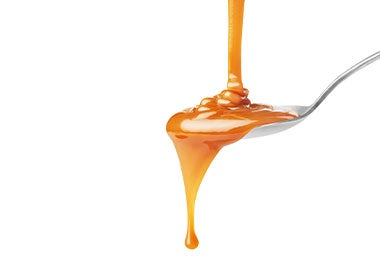 Caramelizar fruta: caramelo líquido en cuchara