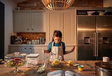 Chica siguiendo los consejos para hacer un cascanueces de navidad