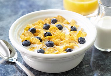 Cereal, fruta, leche y jugo de naranja, una mezcla de diferentes tipos de carbohidratos.