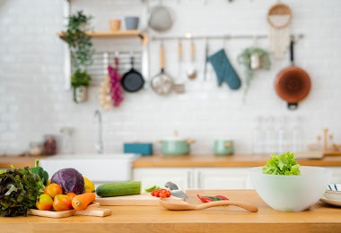 Cocina con guantes y agarraderas colgado en pared 