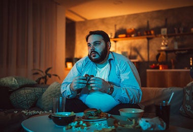 Hombre comiendo a deshoras.