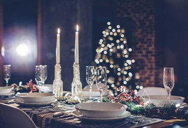 Cena de navidad con corona comestible.