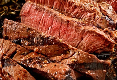 Carne cocinada en el curanto en hoyo