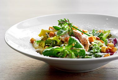 Ensalada como ejemplo dentro del marco sobre para qué sirven las alcachofas, destacando su uso en platos frescos, balanceados y versátiles