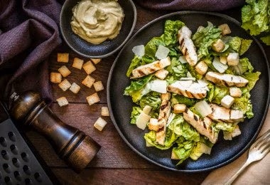 Ensalada balanceada César con pollo para cenar de manera ligera