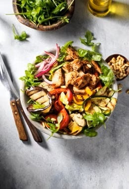 Ensalada balanceada con pollo a la parrilla y verduras, ideal para cenar