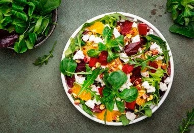 Ensalada fresca con acelga roja, queso, nueces y naranja