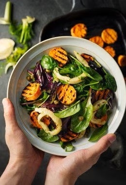 Ensalada de acelga con camote asado, hinojo y espinacas