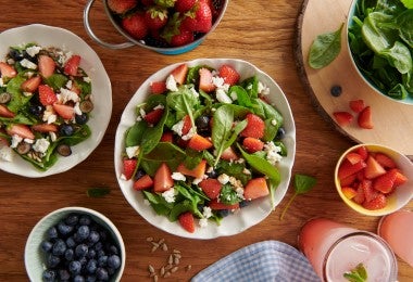 Ensalada de frutas y lechuga con frutillas y frutas frescas para compartir