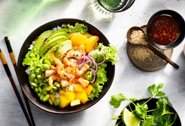 Ensalada de frutas con lechuga, frutas frescas como mango, palta y edamames