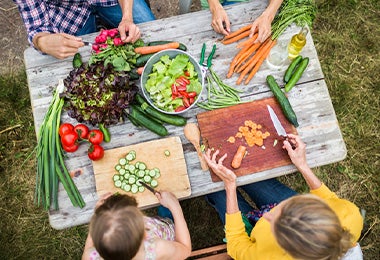  Familia preparando juntos comidas para niños 