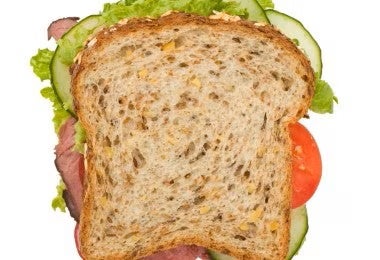 Sándwich con pan integral como snack bajo en calorías.