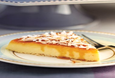 Flan de maíz con ralladura de coco encima, un exquisito postre latinoamericano.