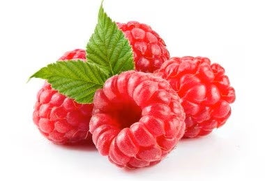 Frambuesas enteras y frescas listas para ser usadas en té de hojas de frambuesas