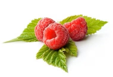Frambuesas frescas sobre hojas, ingrediente clave para elaborar té de hojas de frambuesa