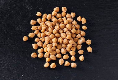 Garbanzos ingrediente del hummus clásico y de betarraga