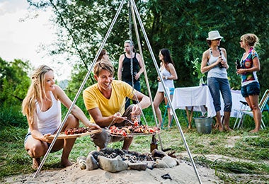 Personas preparando el curanto en hoyo.