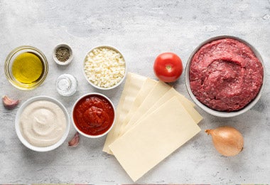 Ingredientes de salsa de tomate casera para preparar lasaña