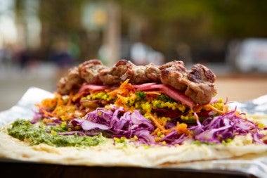 Mollejas de res servidas con verduras y pan