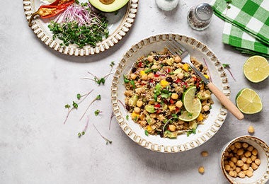 Ensalada con quinua, vegetales frescos y combinación de sabores que muestran para qué sirve la alcachofa en preparaciones versátiles