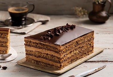 Un naked cake de varias capas y con chocolate. 