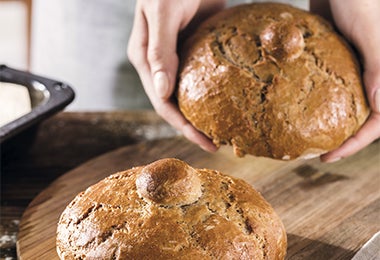 Pan de espelta casero recién horneado, ideal para recetas balanceadas y tradicionales